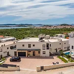 Luxury With A Swimming Pool - 25085