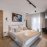 Villa Luxury With A Swimming Pool - 25085