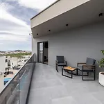 Luxury With A Swimming Pool - 25085