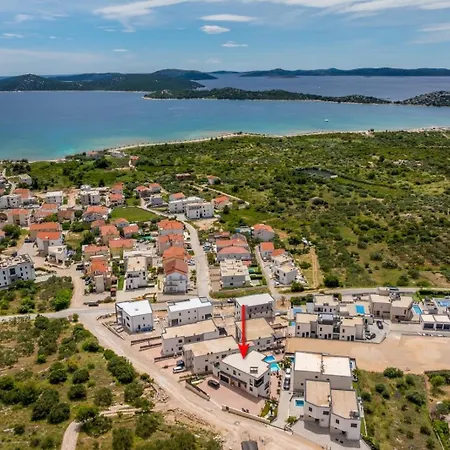 Luxury With A Swimming Pool - 25085