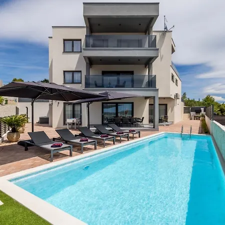 Luxury With A Swimming Pool - 25085 Villa *