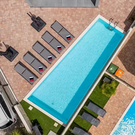 Luxury With A Swimming Pool - 25085