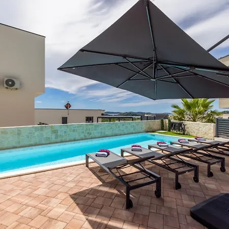 Luxury With A Swimming Pool - 25085 Vila