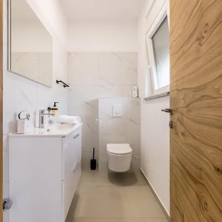 Luxury With A Swimming Pool - 25085