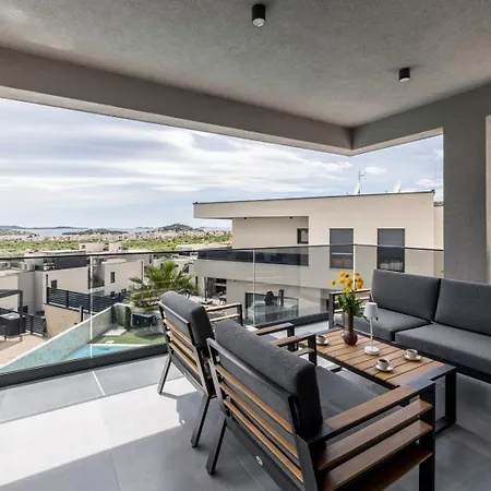 Luxury With A Swimming Pool - 25085