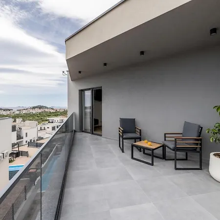 Luxury With A Swimming Pool - 25085