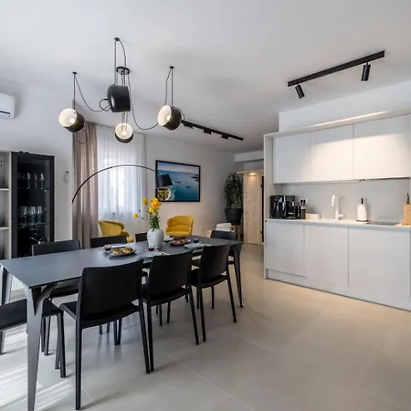 Luxury With A Swimming Pool - 25085 Vila