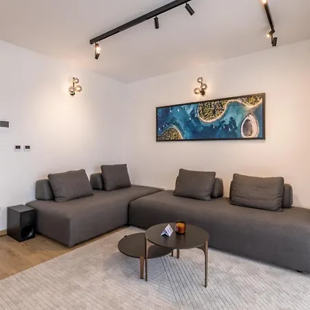 Luxury With A Swimming Pool - 25085 Vila