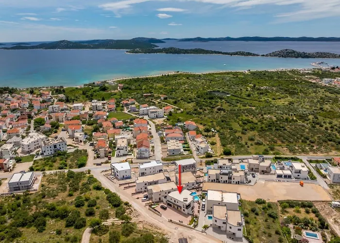 Luxury With A Swimming Pool - 25085