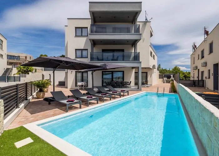 Luxury With A Swimming Pool - 25085 别墅 *