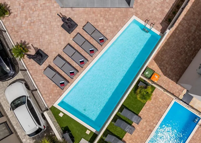 Luxury With A Swimming Pool - 25085