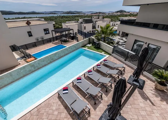 Luxury With A Swimming Pool - 25085 别墅 *