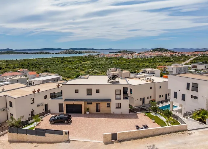 Luxury With A Swimming Pool - 25085