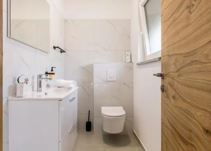 Luxury With A Swimming Pool - 25085