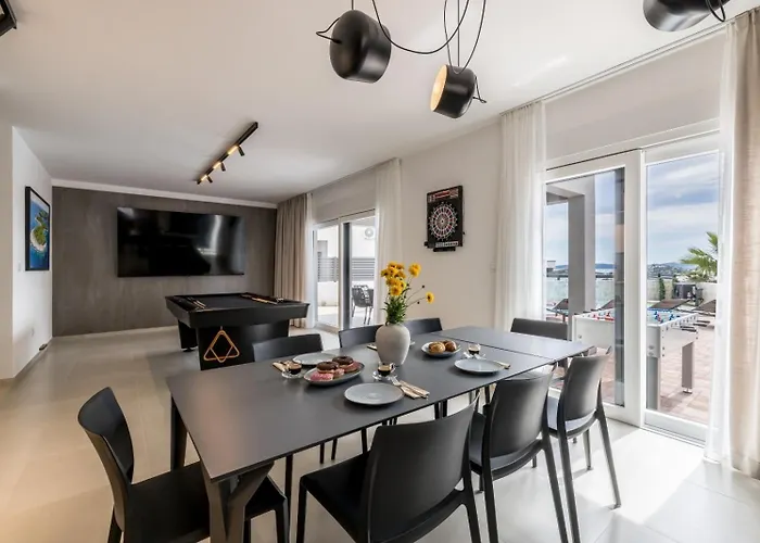 Villa Luxury With A Swimming Pool - 25085 *