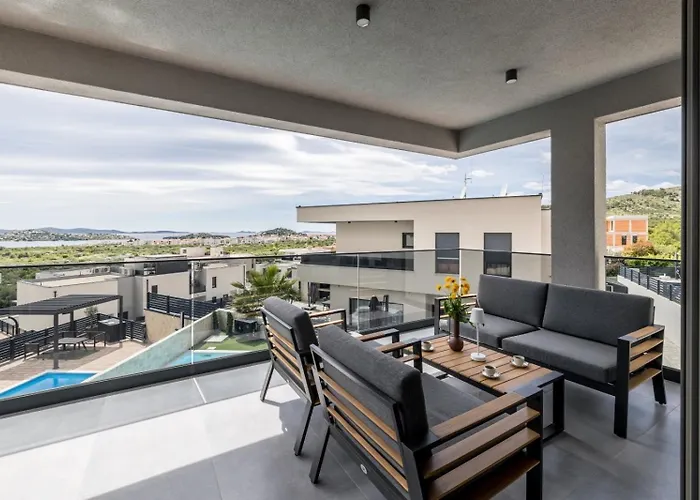 Luxury With A Swimming Pool - 25085