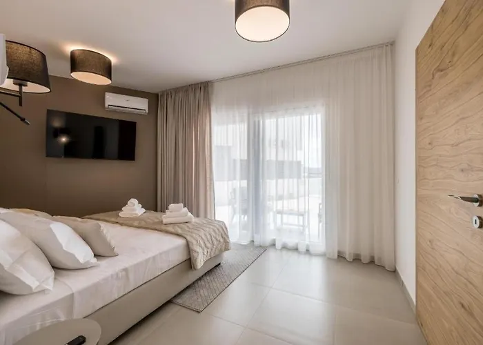 Luxury With A Swimming Pool - 25085 *