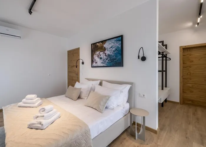 Luxury With A Swimming Pool - 25085